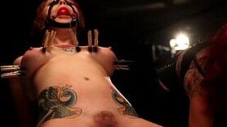 Lezdom mistress dishes out tt on her sub - porn video