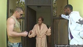 Granny gets nailed from both sides - porn video