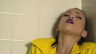 Celeste Star bathtub climax - porn video